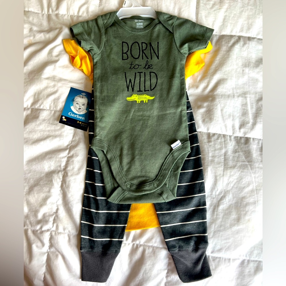 NWT Gerber Baby onesie set - two onesies, one pair of pants size: 3-6 mo